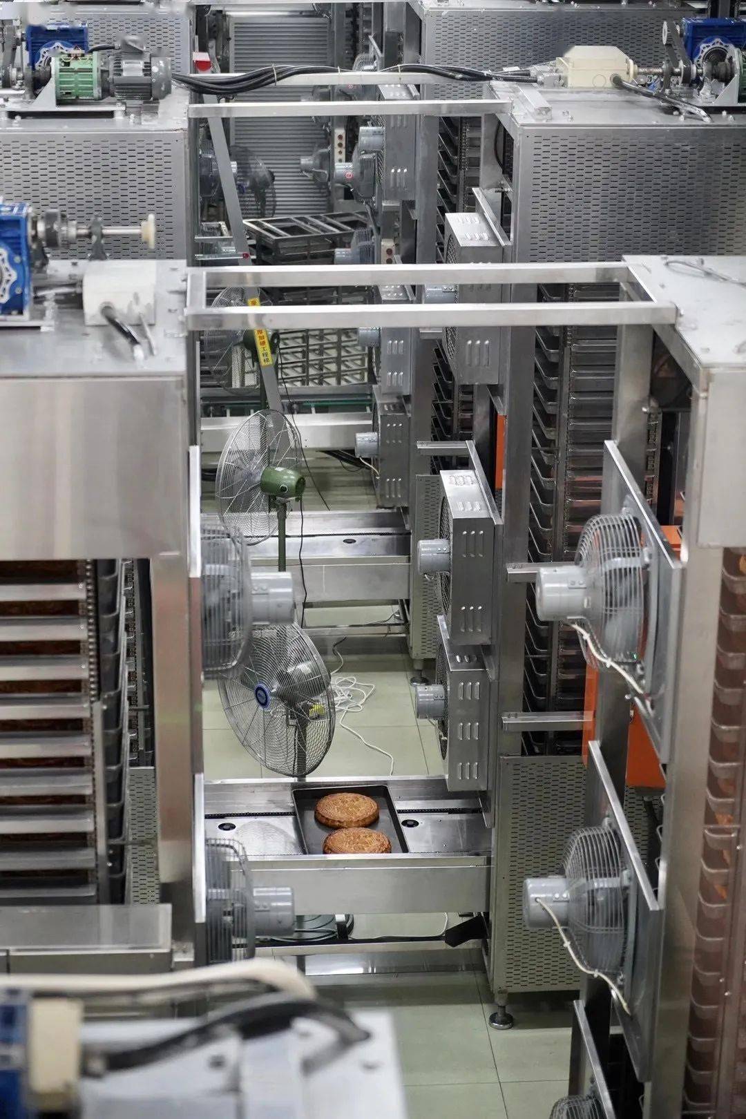 月饼的生产车间这一次我们也是唇齿间的一丝月饼余香八月夜空中的一抹