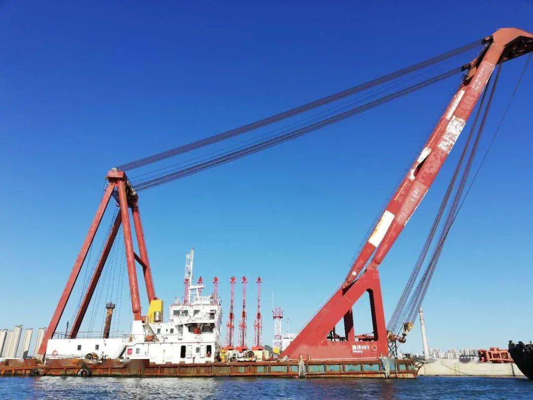 满洋301非自航起重船,总长48.4m,船宽21.6m,吃水3m,型深4.