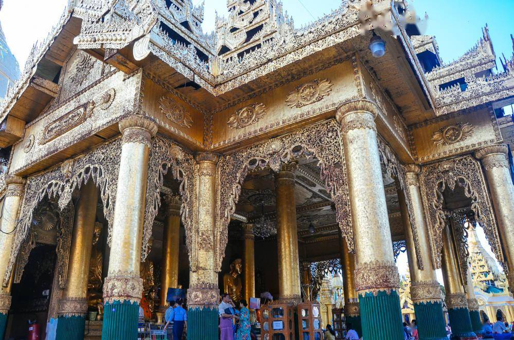 女生的叫"隆基";男生叫"布梭",均是缅甸语发音哟