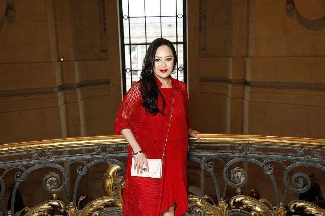 钟镇涛前妻"性感女神"章小蕙,身裙子很是撩人,58岁依旧妩媚