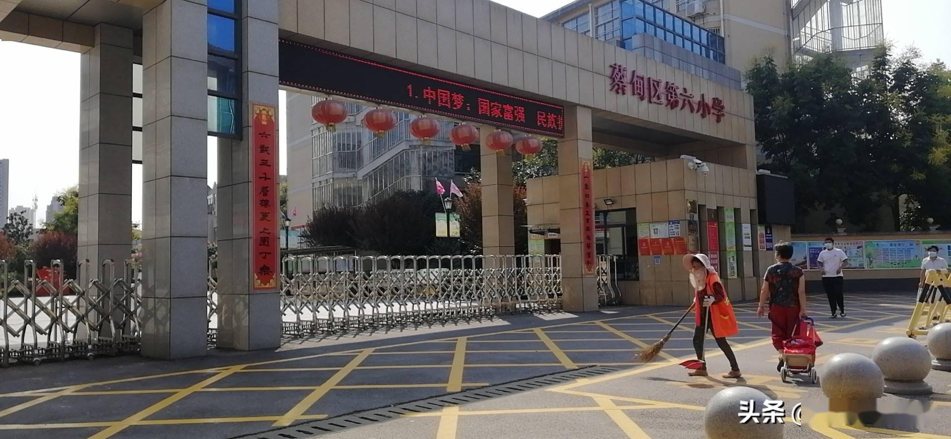 综合执法中心执法一队组织城管队员在蔡甸二小,蔡甸三小,幸福路中学