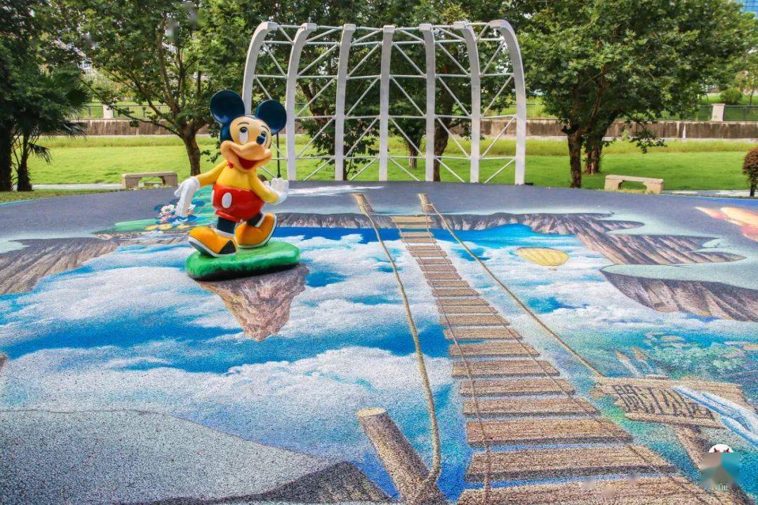 雕像的位置在圆形的广场内,地面被画上了3d彩绘,仿佛身处天空之岛上