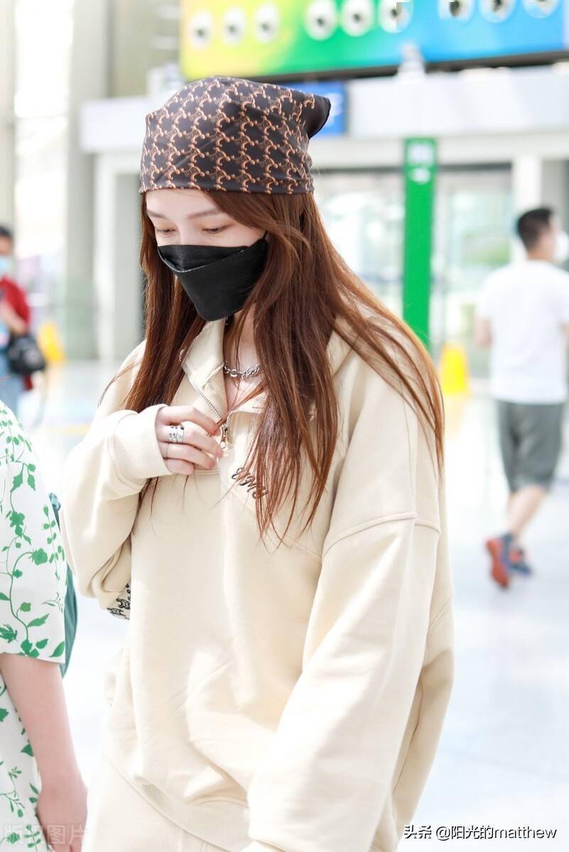 街拍孟佳拉链卫衣运动裤帆布鞋腋下包头巾随性帅气