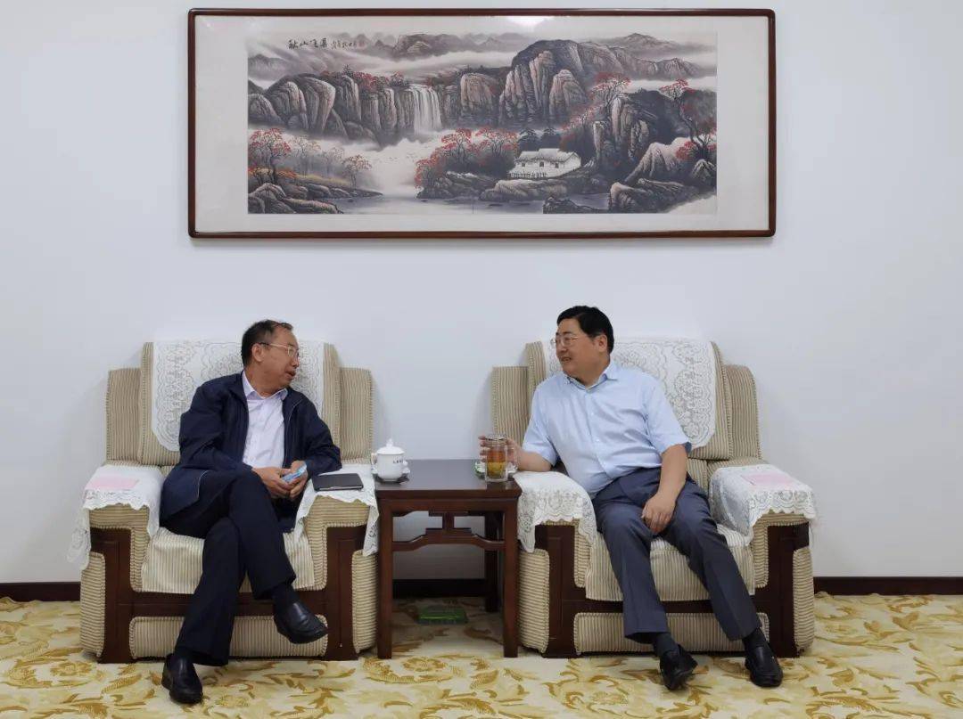 张喜胜与中国铁路太原局集团有限公司党委书记,董事长程先东进行了