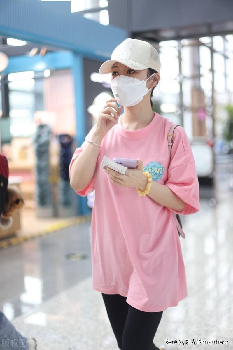 街拍潘晓婷穿粉色短袖戴米白色棒球帽青春活力