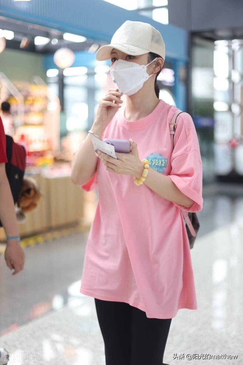 街拍潘晓婷穿粉色短袖戴米白色棒球帽青春活力