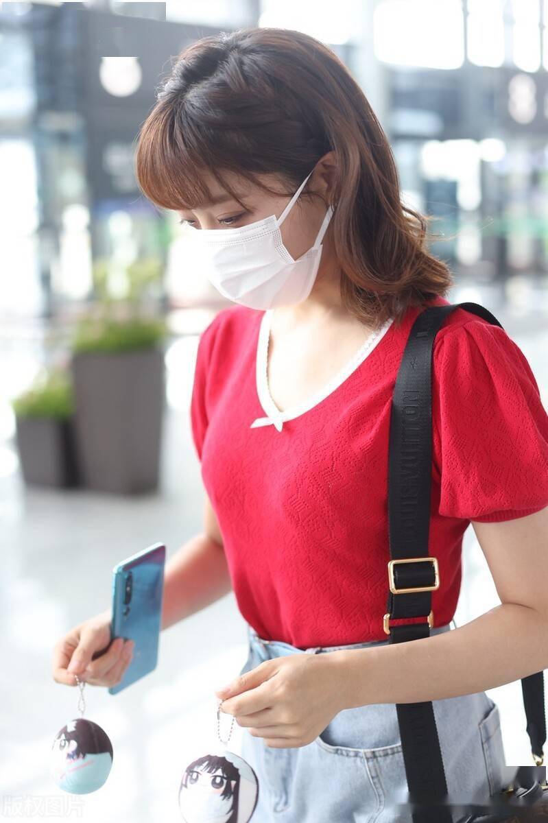 李艺彤身穿红色针织衫搭配牛仔短裤清新活力,齐肩发辫活泼俏皮