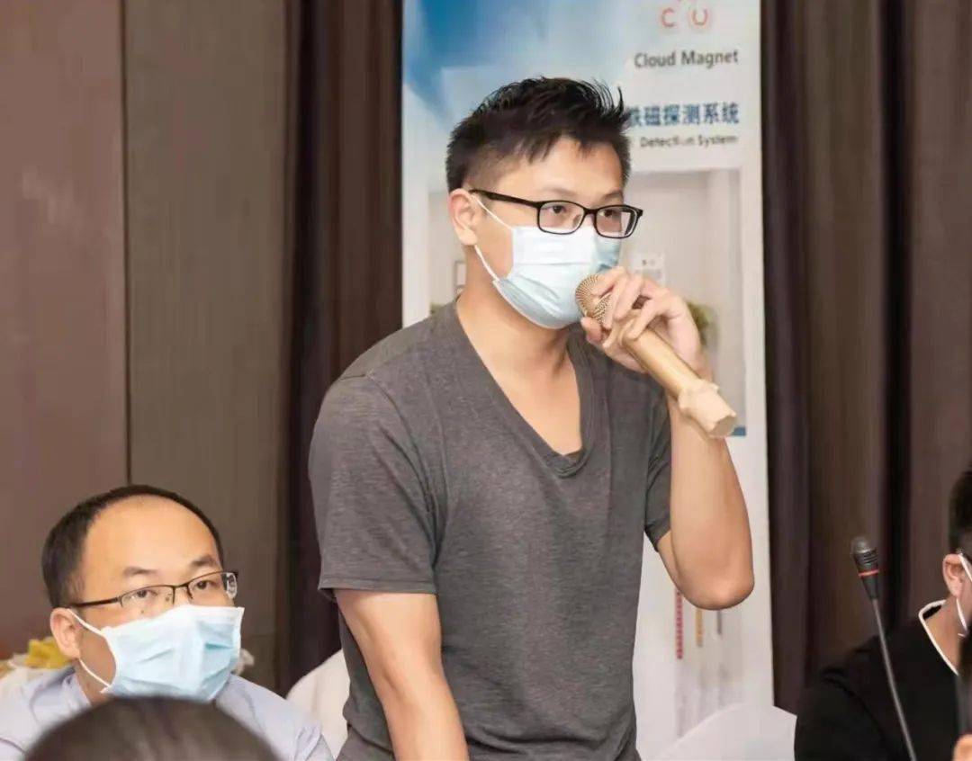 问题卢柱华医师在回答问题我院放射影像科团队在本次大赛中取得佳绩