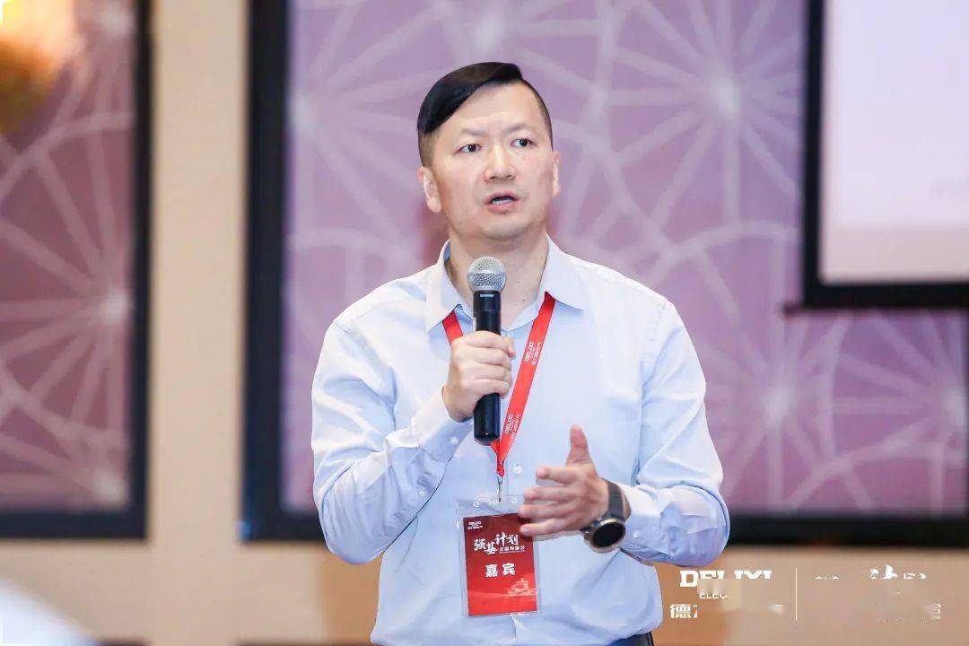 在会议上,楼峰先生强调:"区域负责人支持经销商开发