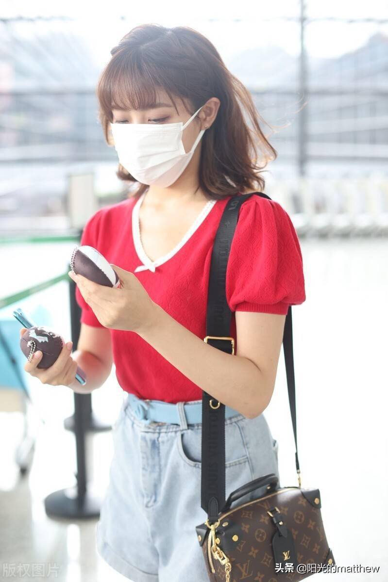 李艺彤身穿红色针织衫搭配牛仔短裤清新活力,齐肩发辫活泼俏皮