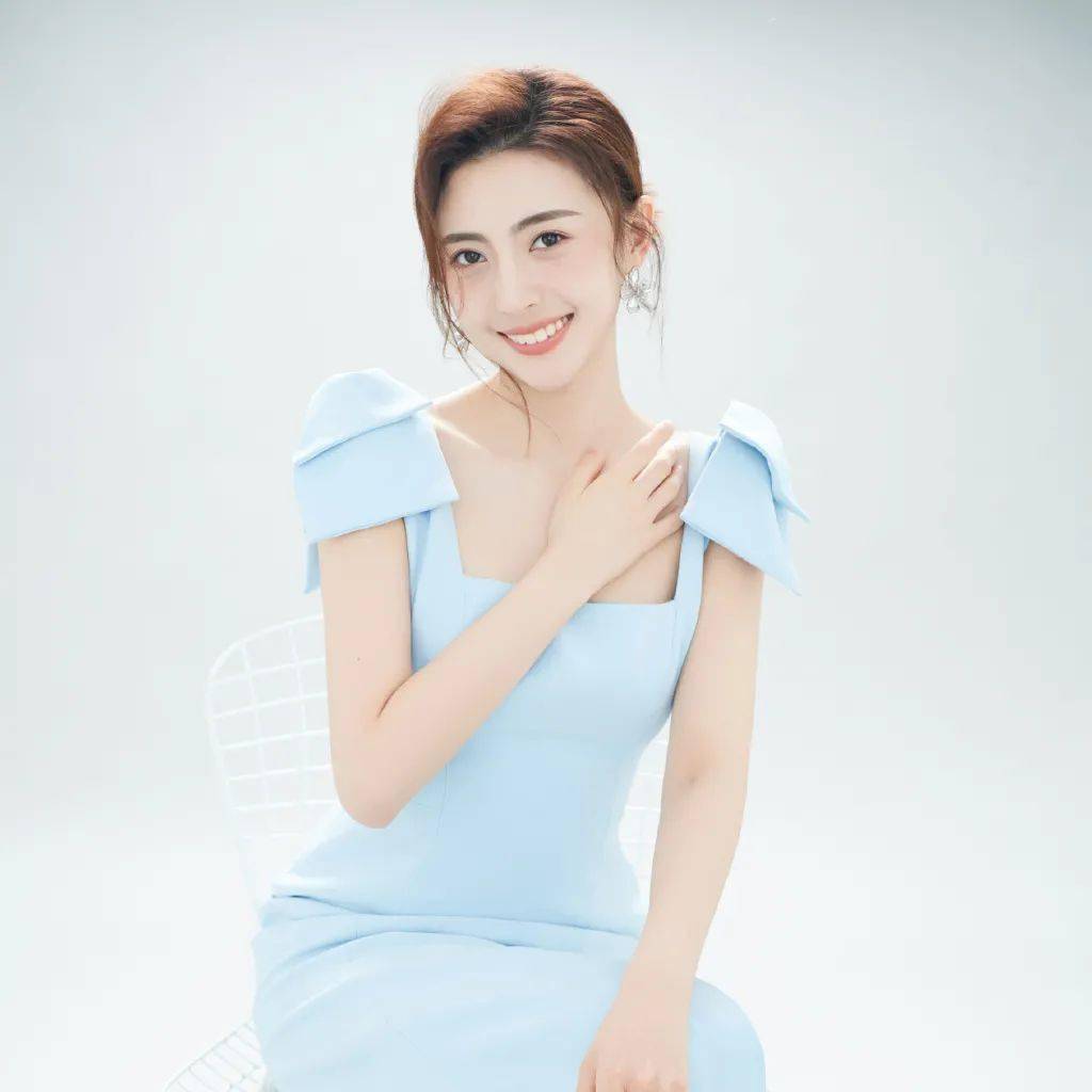 在《央young之夏》这场夏日盛典里,年轻的张舒越再次以主持人的身份登
