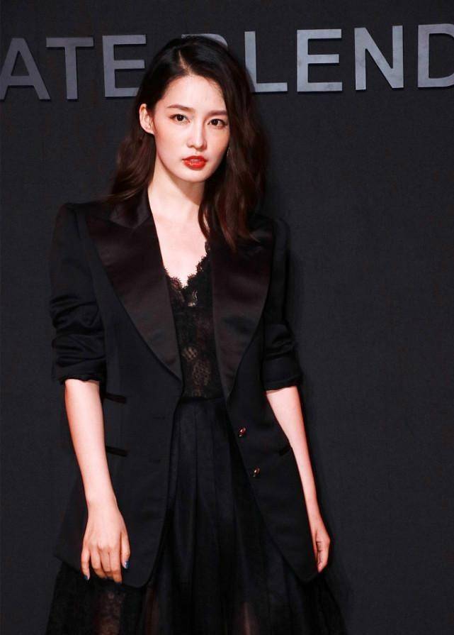 李沁的上身好精巧直接把西装当成裙子穿拼接缎面看着挺高级