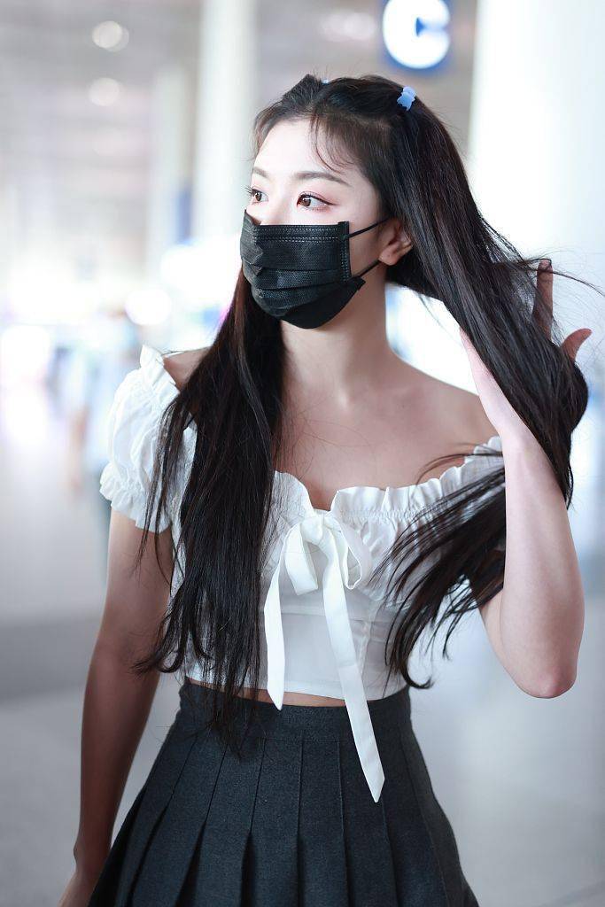 短裙|孔雪儿穿露肩娃娃衫百褶短裙 肤白貌美大秀美腿