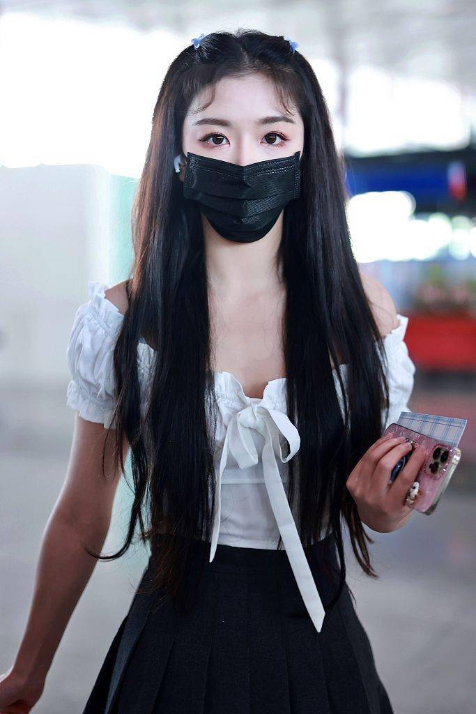 短裙|孔雪儿穿露肩娃娃衫百褶短裙 肤白貌美大秀美腿