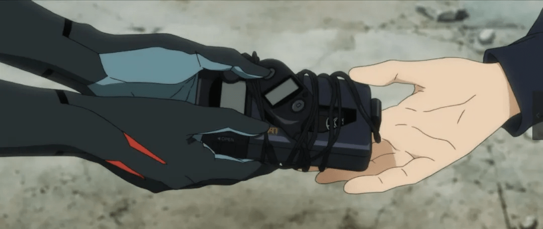 碇真嗣最终把这个随身听还给父亲,其实就是在说,他已经不会自闭了,他