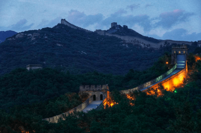 星光|暮色下的八达岭：星光霓虹绵延不绝，美若画卷