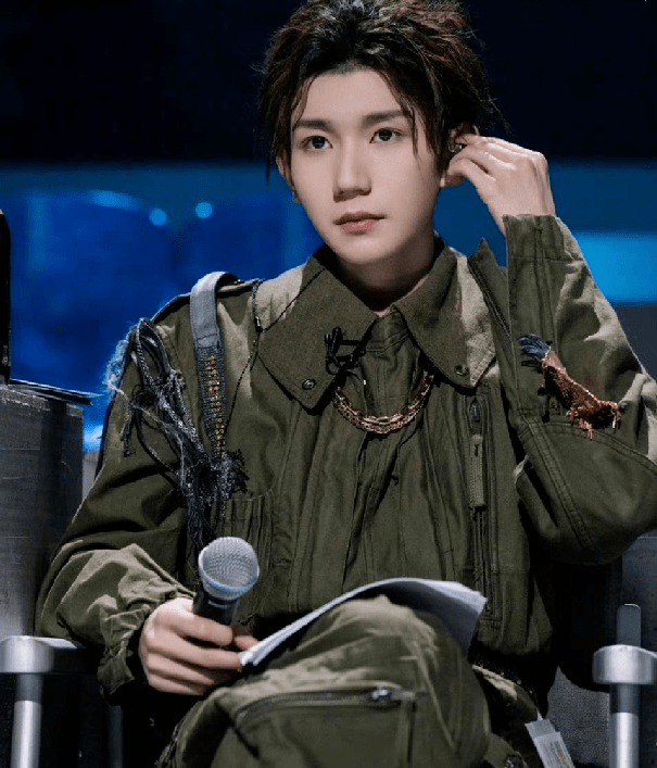 王源穿工装参加节目展现好身材幼时代表学校演出事迹被曝光