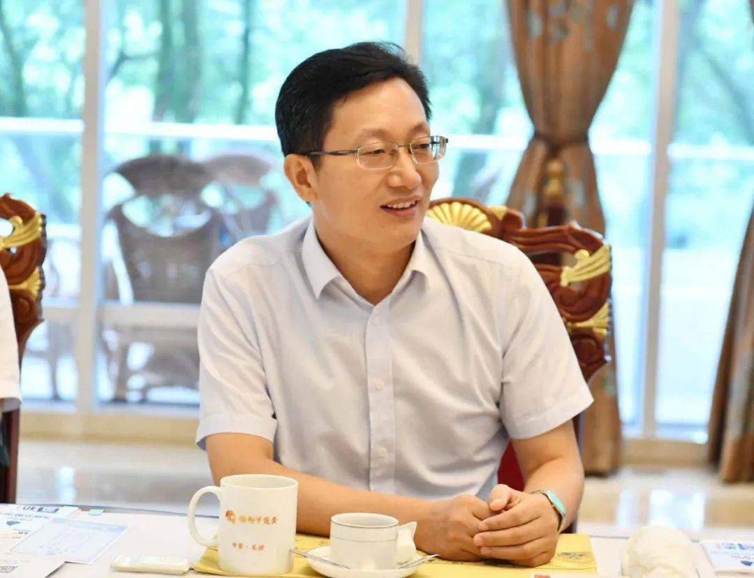 市委副书记 张庆亮就两位老师提出的职级晋升,专业培训等具体问题