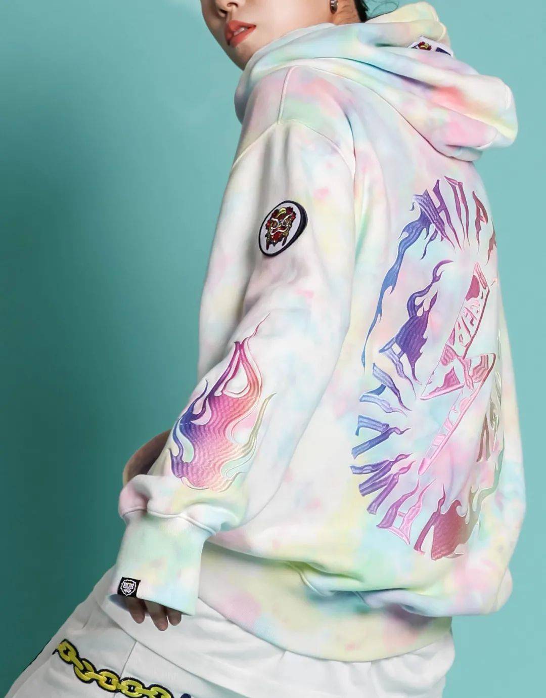 设计师在服装色彩上加入更多花色的多彩喷染,融入更多剪裁拼接的工艺