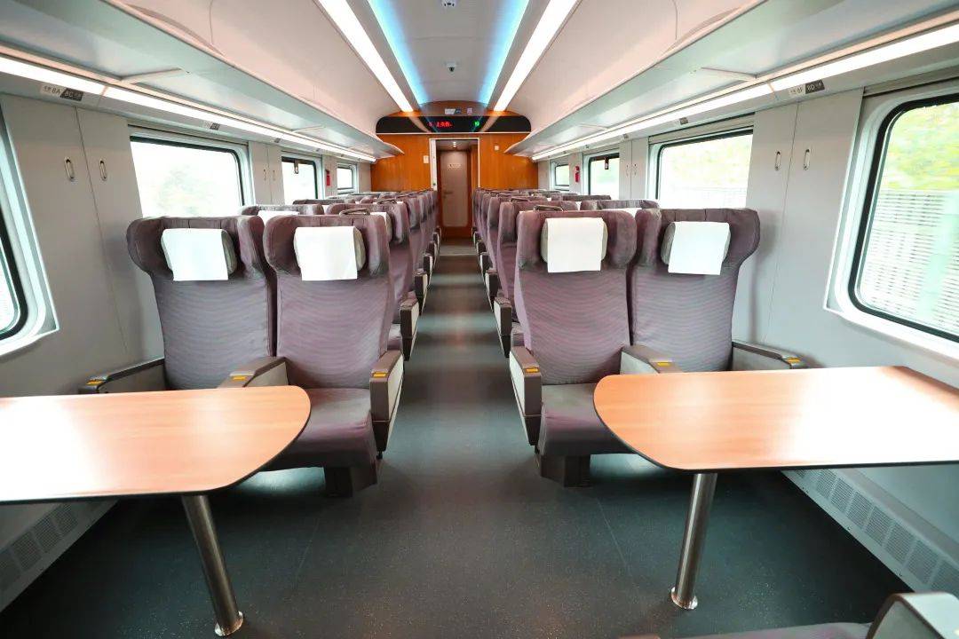 组上记者看到,整个列车宽敞整洁,在四号车厢设置了餐车和无障碍卫生间