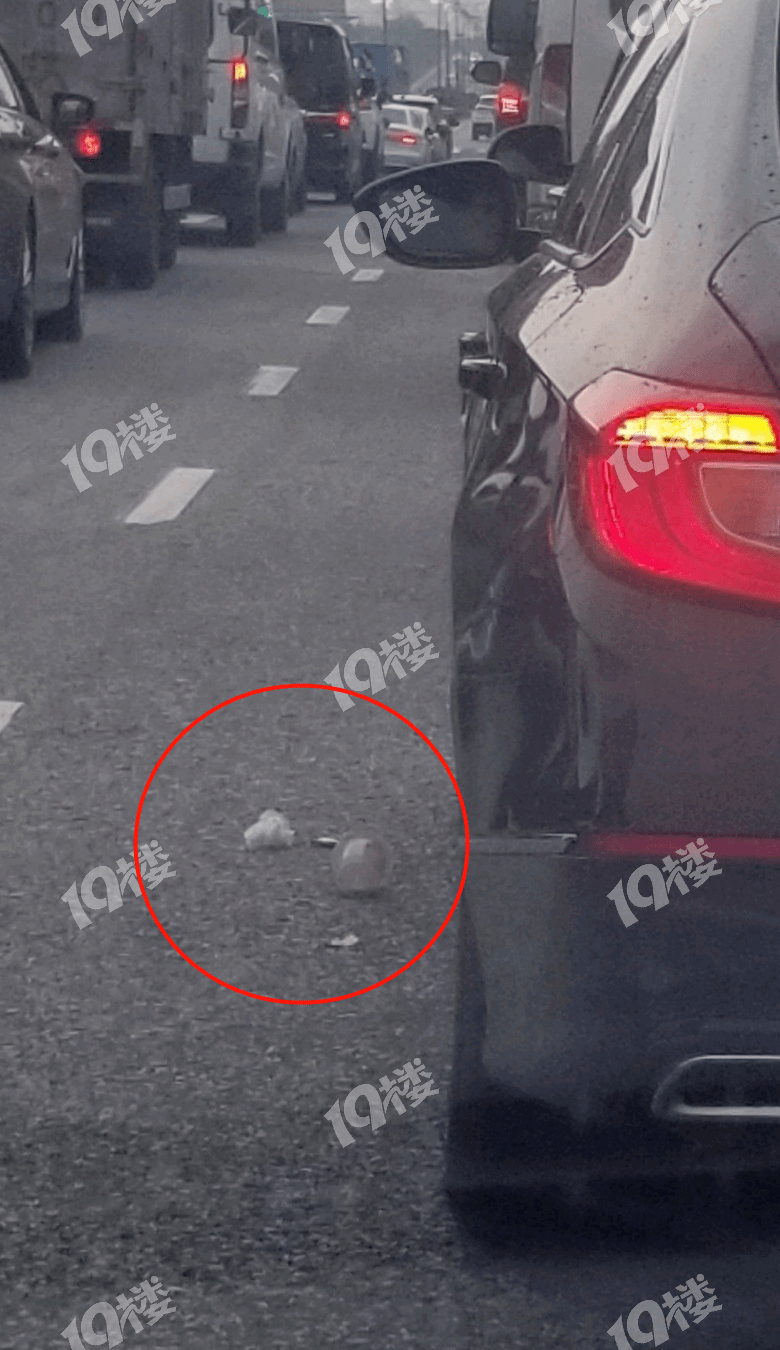 嘉兴|曝光!嘉兴三环东路上 女司机开车扔了不少早餐垃圾!素质堪忧…