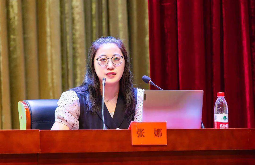 表彰大会后,来自海盐县博才实验学校的高级教师张娜作了题为《仰望