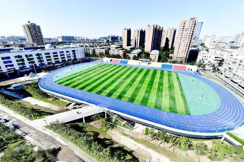 玻璃金字塔,地下篮球场.通州"最美校园"正式投用!