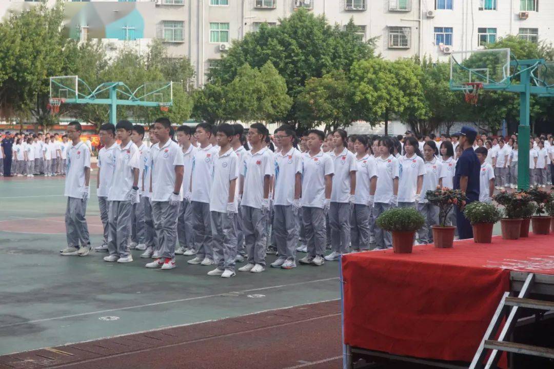 懵消防员抛下同学们自己跑了
