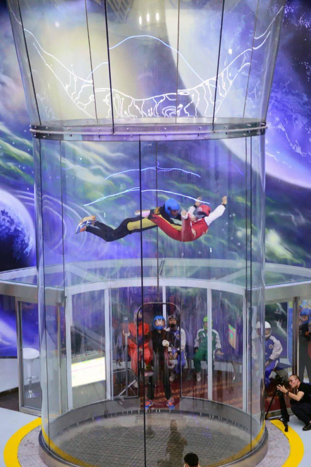 室内也可以跳伞酷炫飞行教练带你上天好动分子