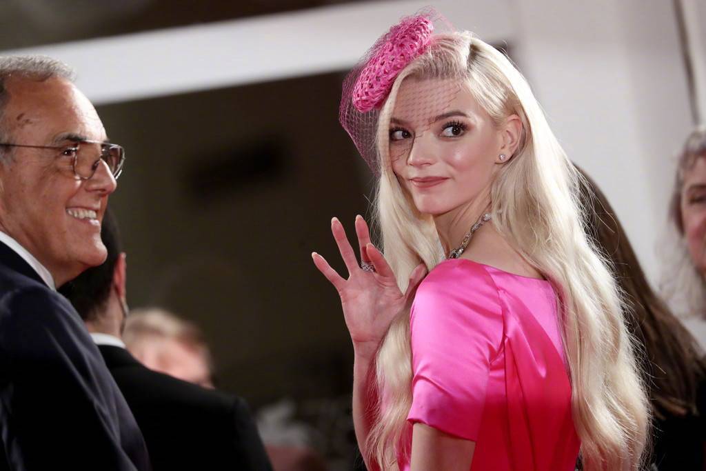 电影节|《Soho区惊魂夜》威尼斯电影节首映,红毯乱入一位“芭比娃娃”