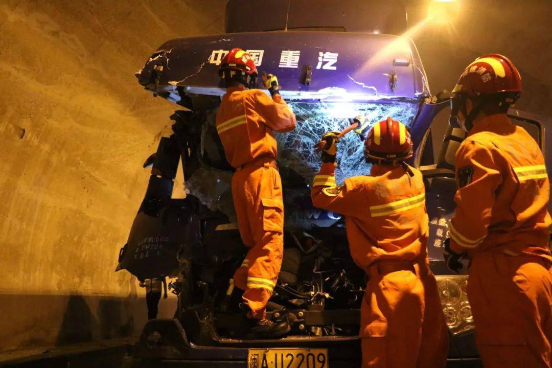 高速隧道内发生追尾事故 一名司机被困车内 无法动弹 近日,京台高速