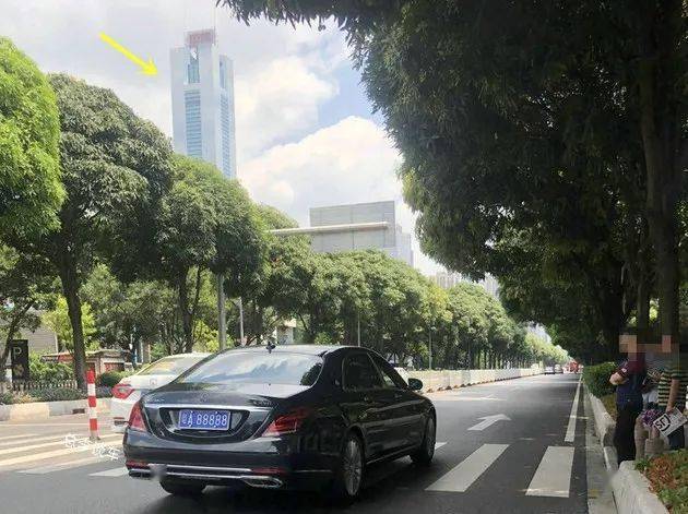 从劳斯莱斯到奔驰s550再到迈巴赫450,曾宪梓的车是越换越低调.