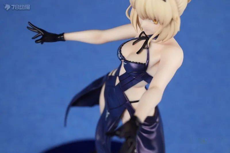 胸は正面からだとあまり目立たないですがコートを脱がせた状態で