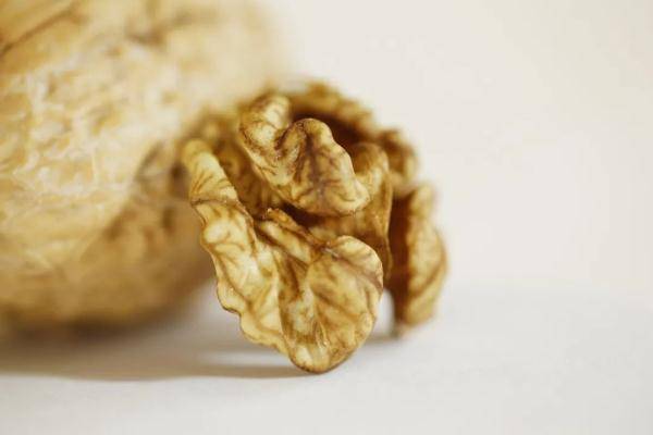 磷脂|它是健脑益智的“长寿果”！每天吃2个，还能控脂护血管，千万别错过