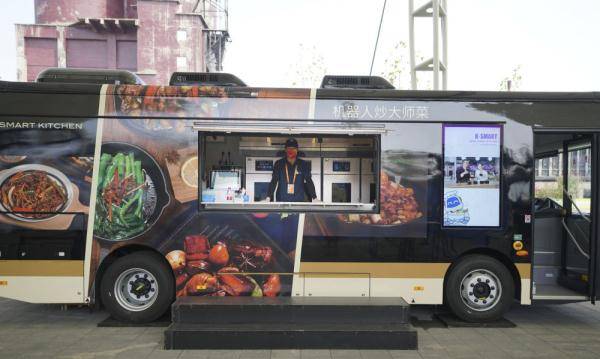 无明火|服贸会上的“黑科技”：智能移动餐车