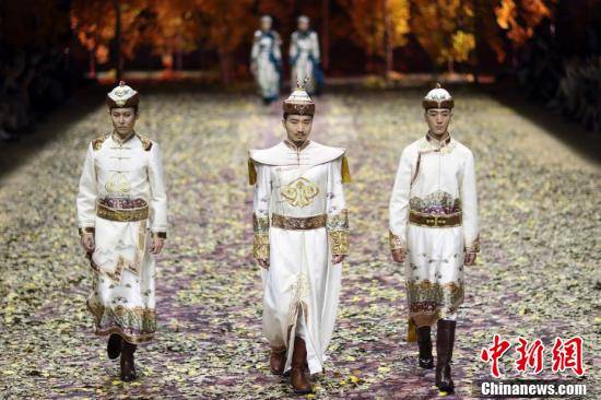 技术|中国鄂伦春文化服饰秀亮相中国国际时装周
