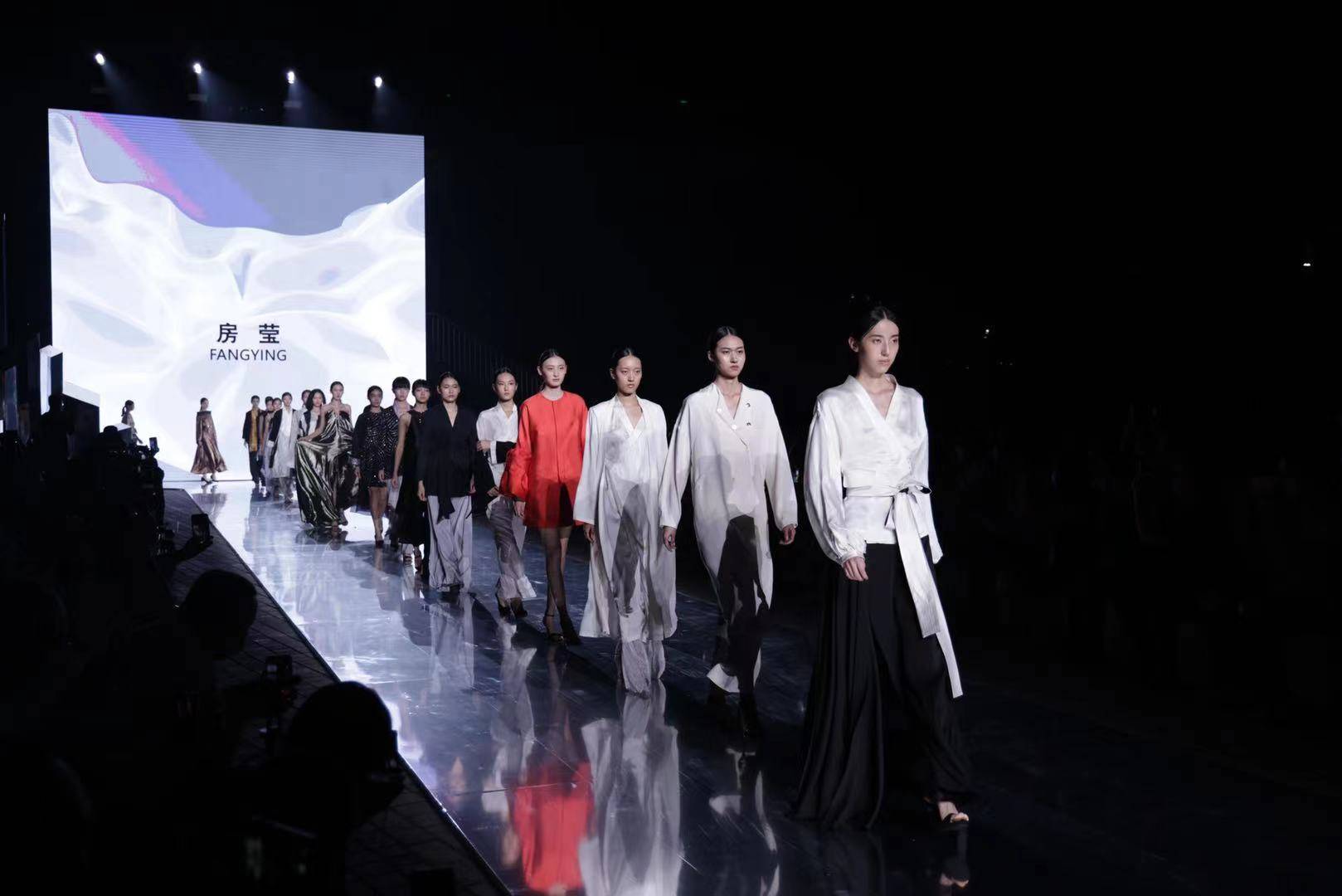 时装周|当时装周遇上服贸会，首钢园刮起一阵“潮流风”