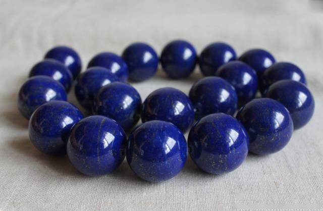 如果喜欢蓝色配珠,青金石当然是最佳选择.