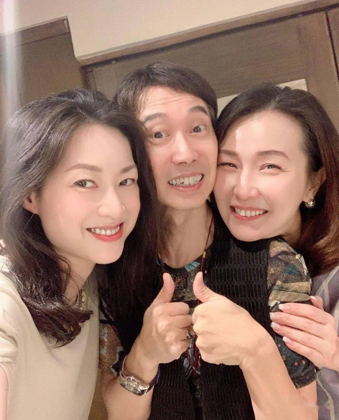 曾因患癌主动跟妻离婚香港老戏骨张达明与俩美女聚会脸贴脸合影表现