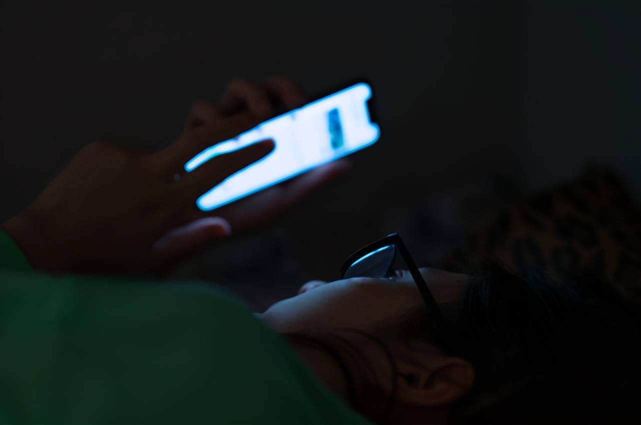 手术|长时间看屏幕，25岁女生“眼睛斜了”！医生：手术无法恢复