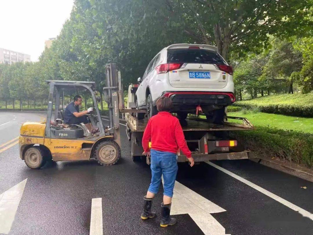 胶州多辆汽车被清障车拖走,必须到.