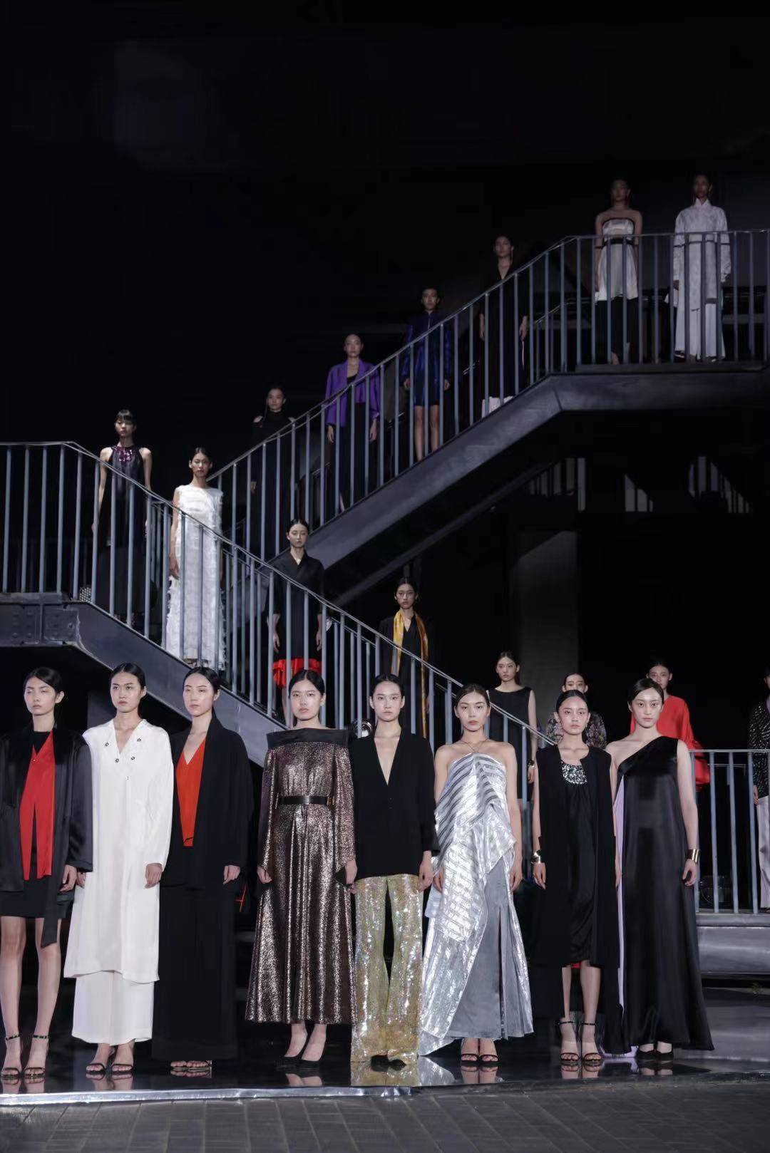 时装周|当时装周遇上服贸会，首钢园刮起一阵“潮流风”