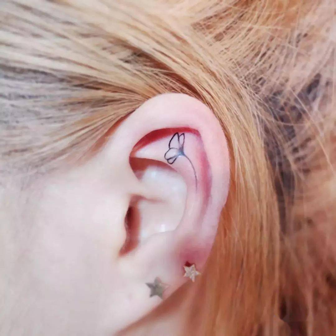 获得了很多姑娘们的青睐往往也会不那么显眼耳朵上的纹身,被头发覆盖