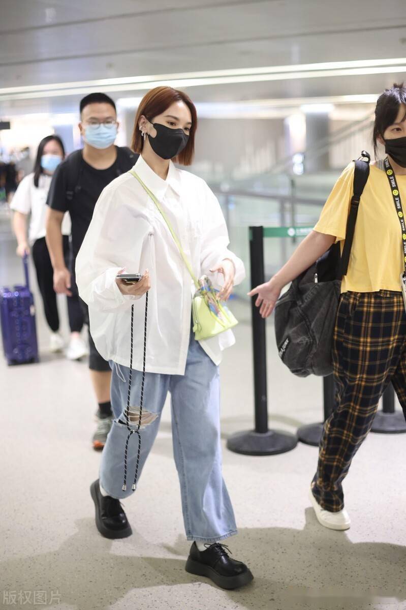 街拍杨丞琳白衬衫牛仔裤黄色贝壳包清爽靓丽