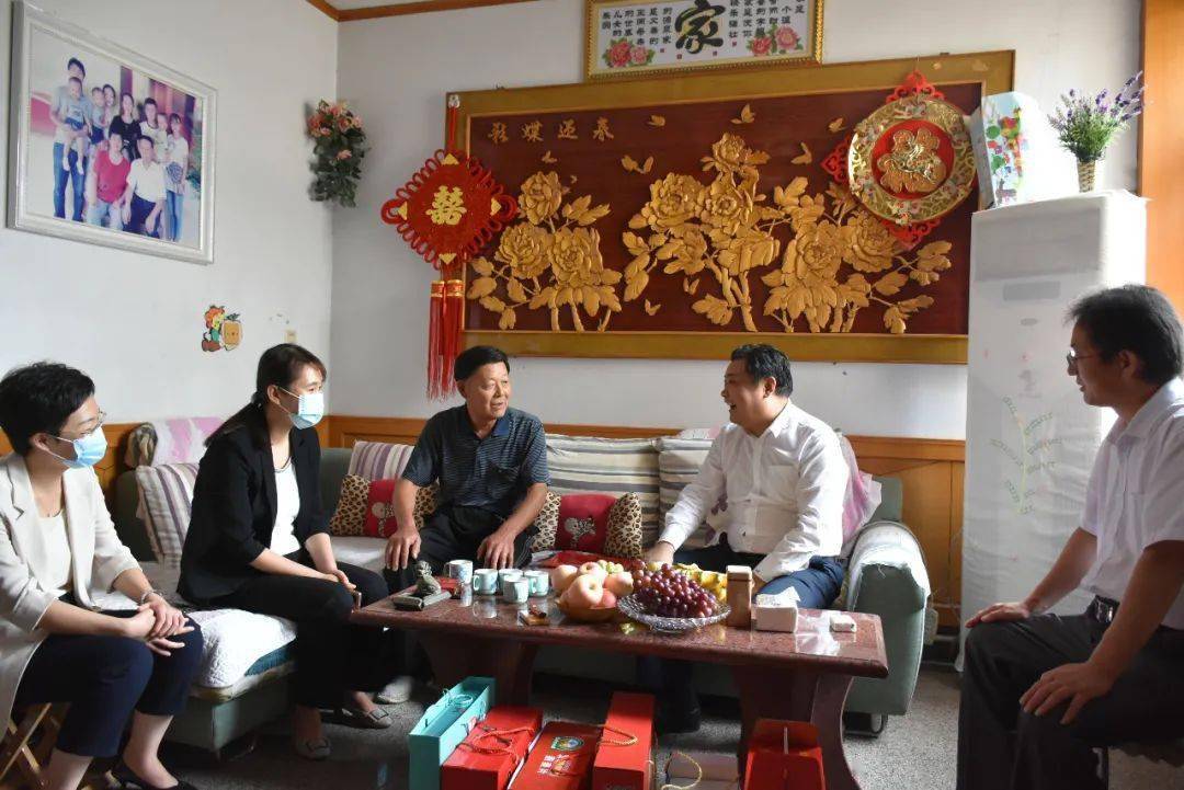 会后,徐立峰,段晓莉,鲍衍萍一行走访慰问了部分家庭困难教师和退休