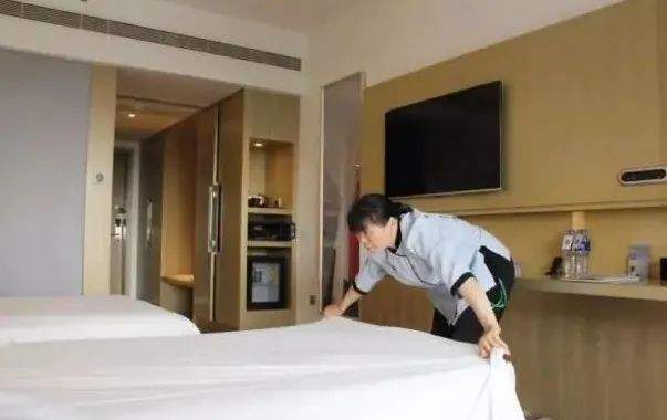 客房部想获得好评,从床开始服务