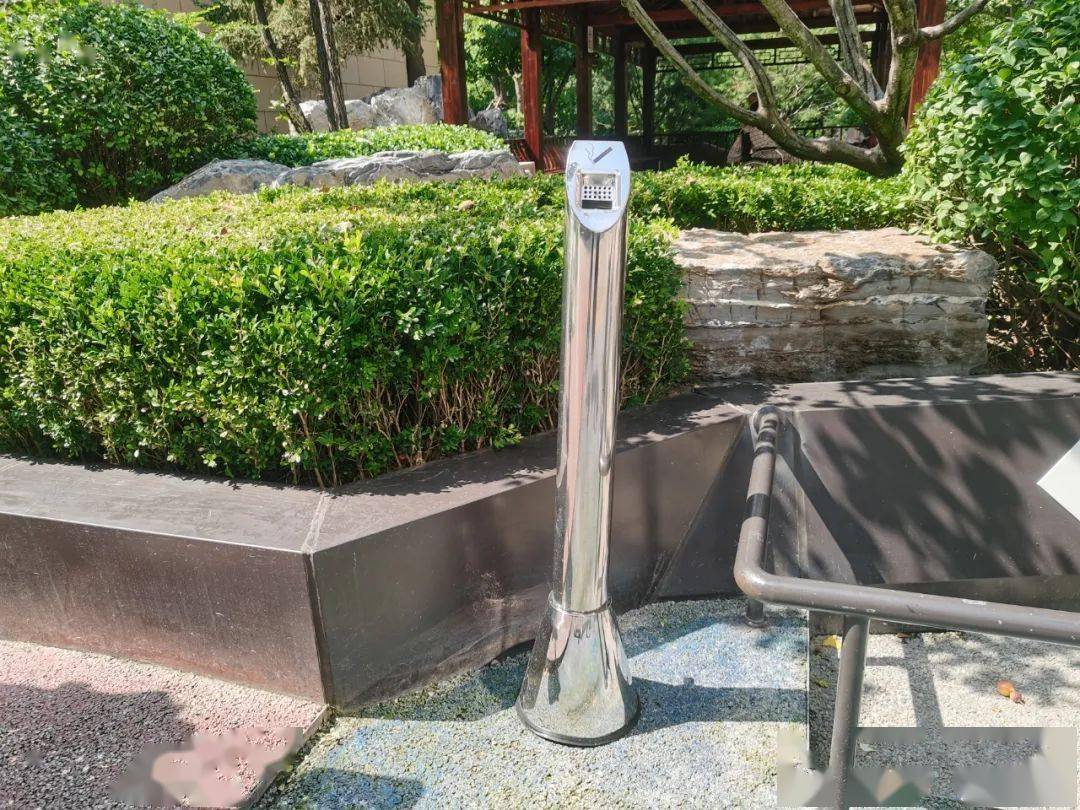 瀛海朗苑安装烟蒂收集器助力文明城区建设
