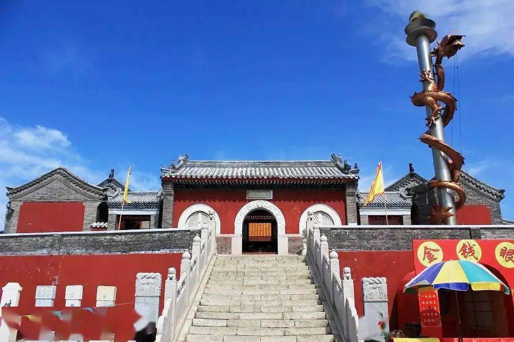 妙峰山上的娘娘廟(即惠濟祠)等廟宇群始建於遼金時代,三處廟宇群(靈感