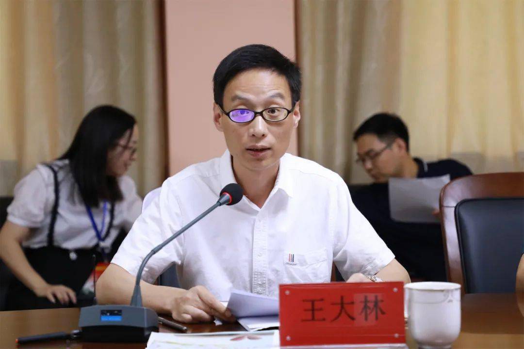 镇长王大林主持会议文教卫副镇长朱米华宣读表彰文件楼塔镇教育基金会