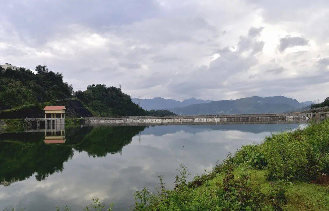 蓄水后的大坝及取水设施 吕文春 | 摄水库大坝景观(左)和水库溢洪现场